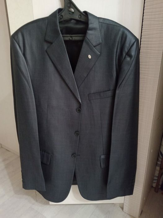 Продам классический костюм