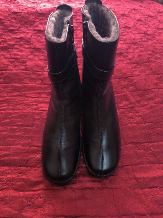 Продам новые кожаные сапожки