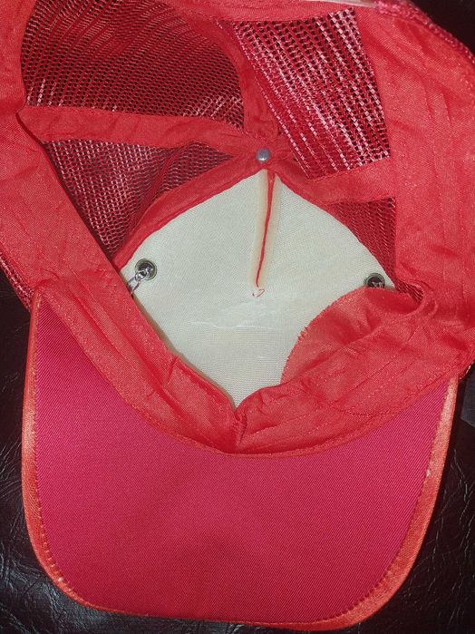 Червена женска шапка с козирка добро състояние