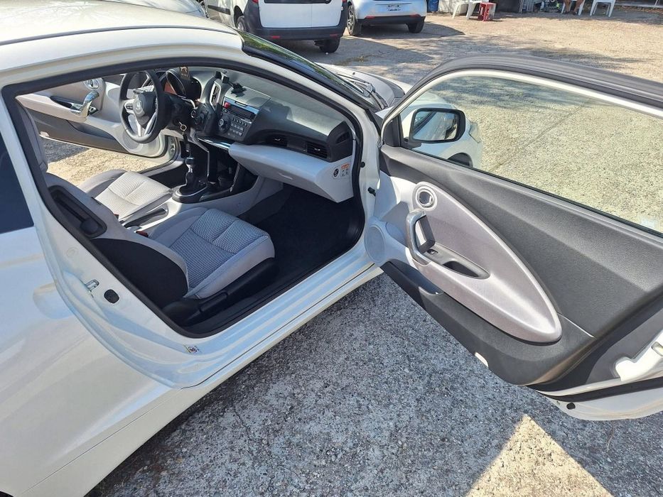 Продава се Honda CR-Z 1.5 Hybrid, 2010 г., в красив цвят бяла перла, с ръчна 6-степенна скоростна кутия