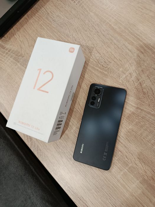 Продавам Xiaomi 12 Lite в гаранция
