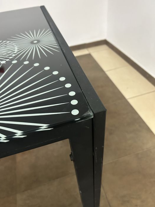 masă de bucătărie cu blat de sticlă