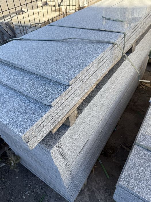 Гранит ступеньки лестницы резко