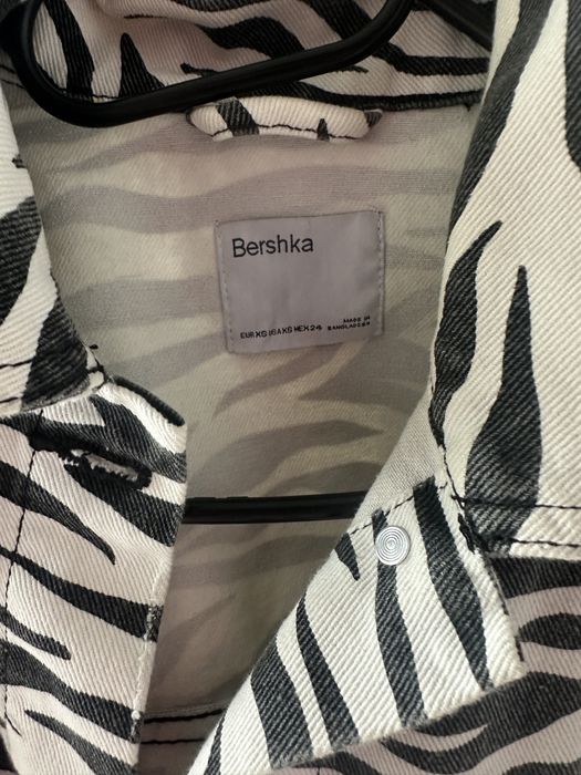 Дамско късо дънково яке BERSHKA