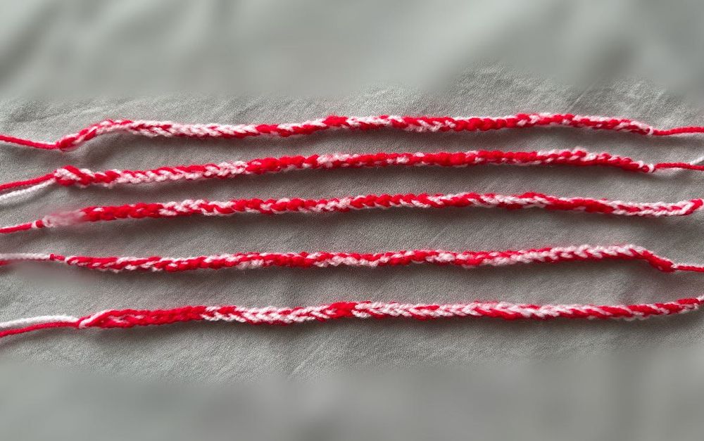 „Ръчно плетени мартеници на една кука – подарък за Баба Марта“