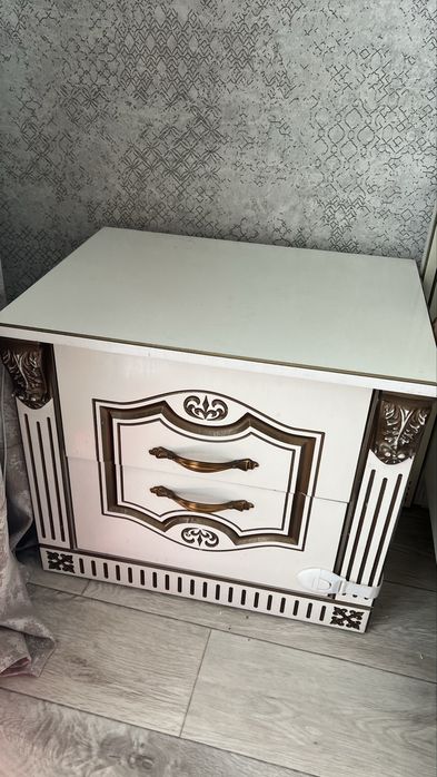 Продам туалетный стол и 2 тумбы