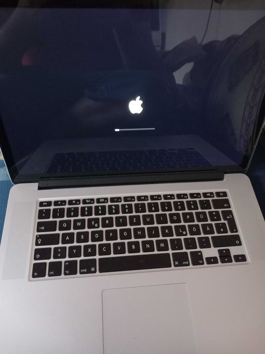 Продавам Macbook pro в добро състояние
