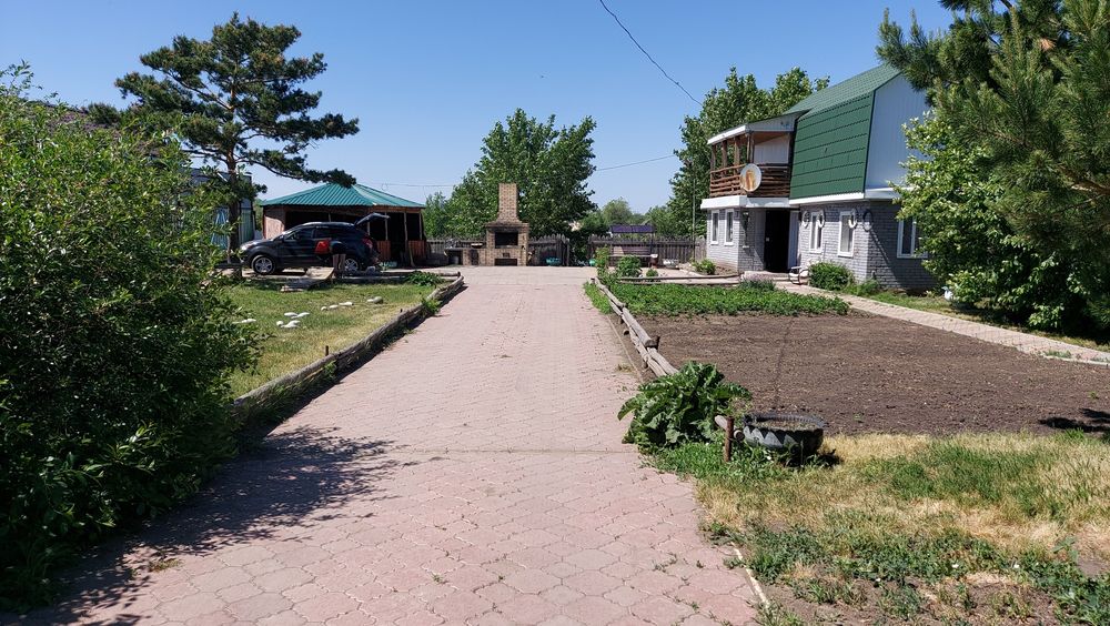 Продам дачу на берегу озера.