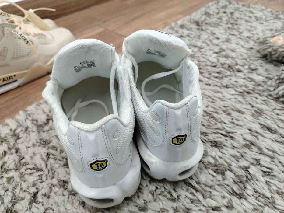 Vand o pereche de Nike Tn albe  marimea  39