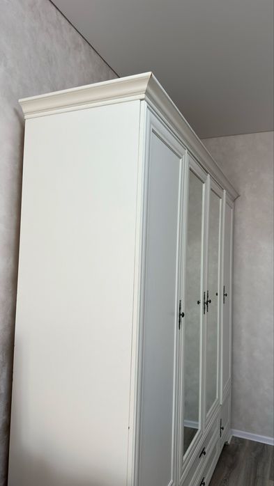 Белый шкаф плательный