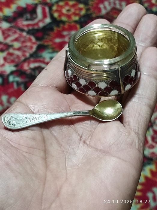 Солонка с декором в виде чешуи