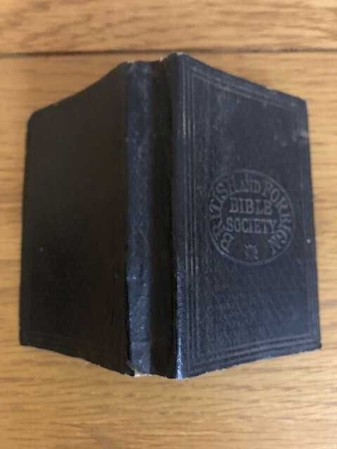 Biblia / Biblie buzunar veche , 1869 , in limba engleza, 10 X 6.5 CM