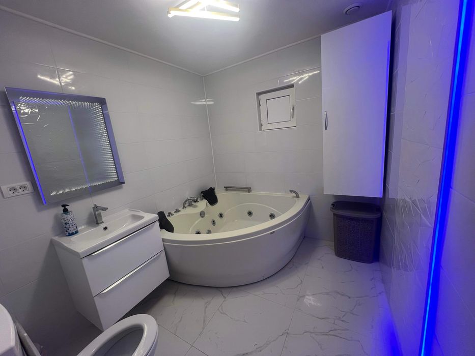 Inchiriez casa cu 3 camere