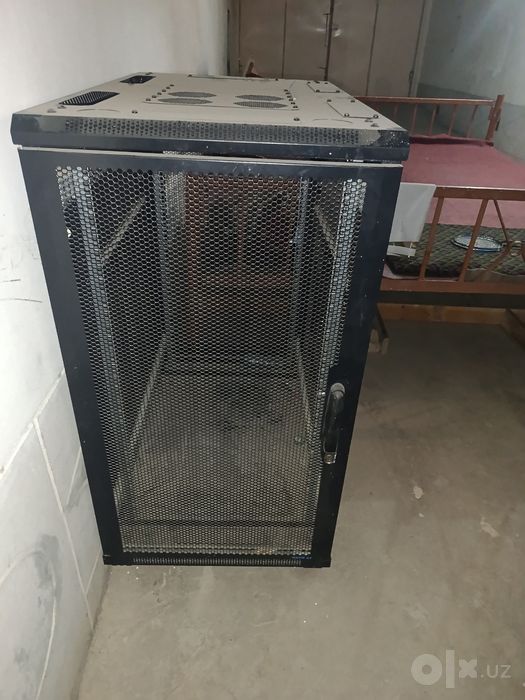Bu server shkafi (server rack / telekommunikatsiya shkafi).