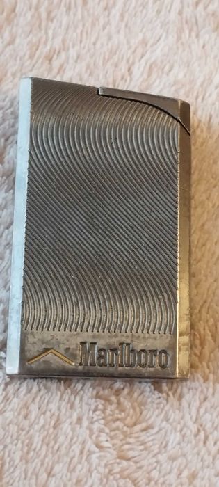 Порцеланов пепелник.Бензинови и газови запалки.