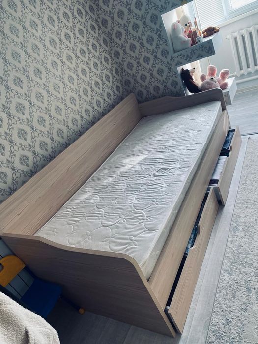 Кровать тумбочкамен