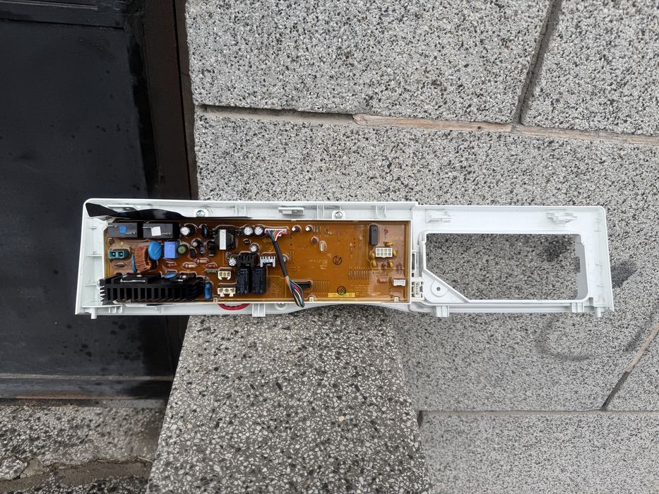 Продавам отлична управляваща  платка с предният панел  пералня Samsung