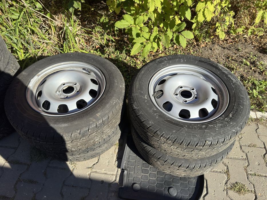 215 65 R16.  3 комплекта резины