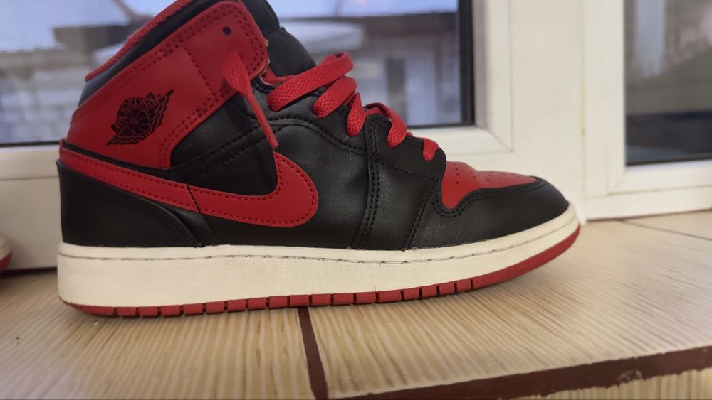 Jordan 1 mid black and red
