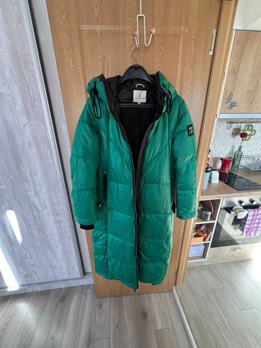 Дълго зимно яке в смарагдовозелен цвят – топло, леко и удобно