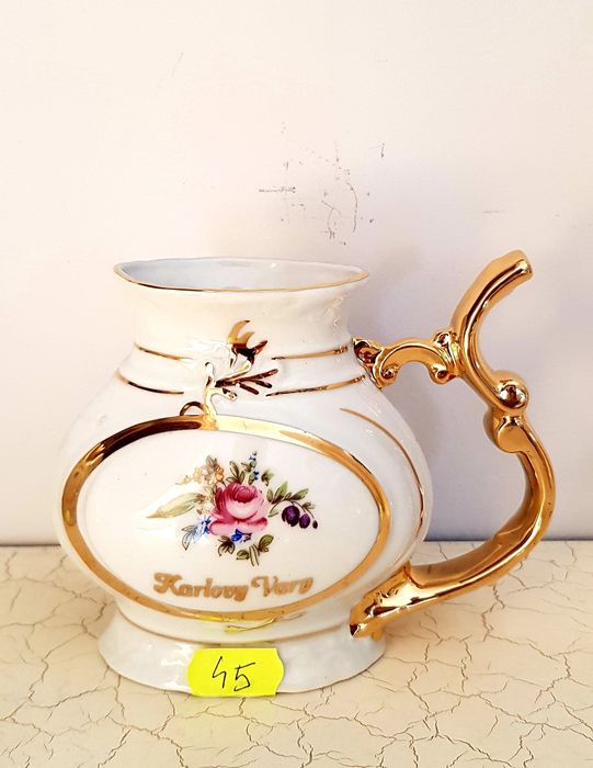 Obiecte decorative vechi din porțelan