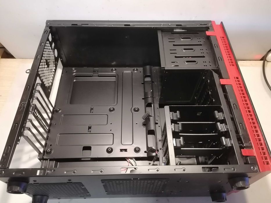 carcasa pc  cu geam lateral plexiglas , stare ok