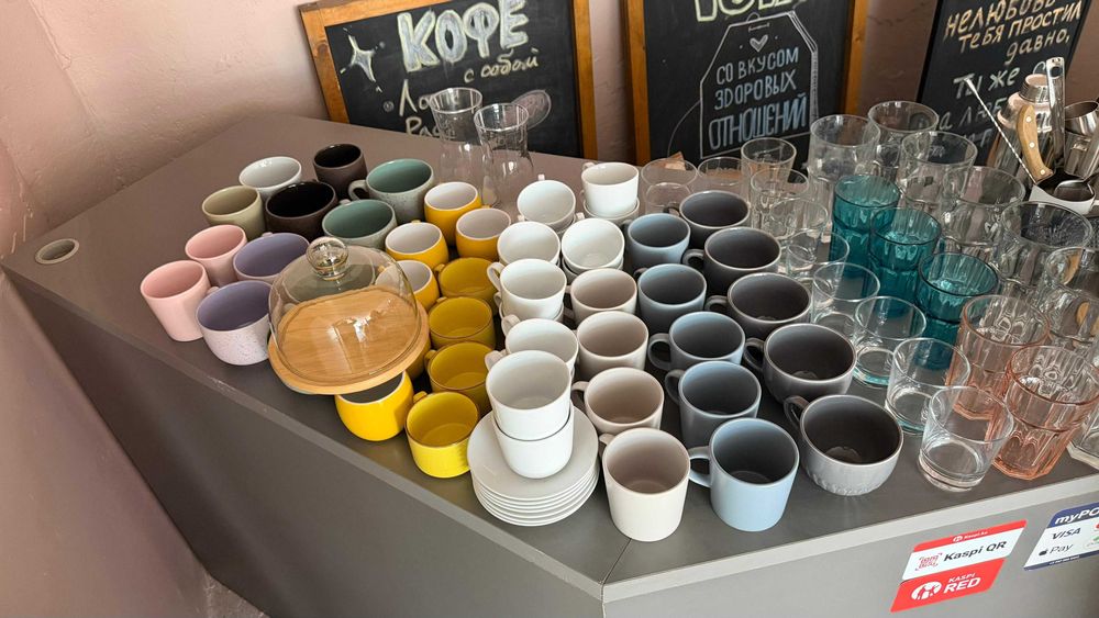Посуда и барные принадлежности для кафе или кофейни