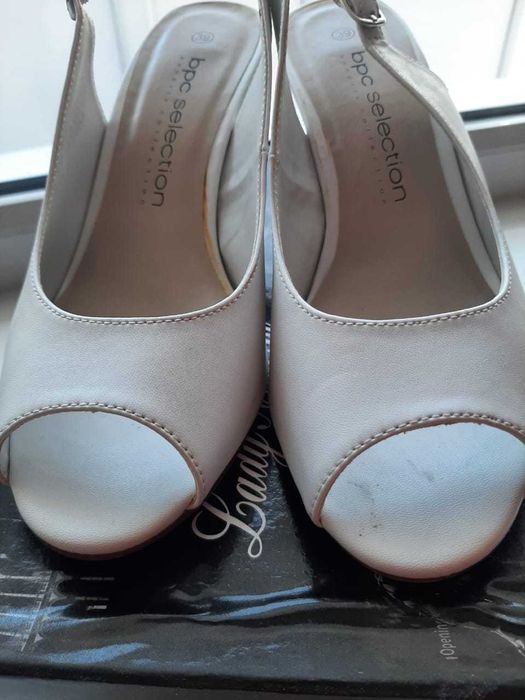 Боссоножки белые в хорошем состоянии.