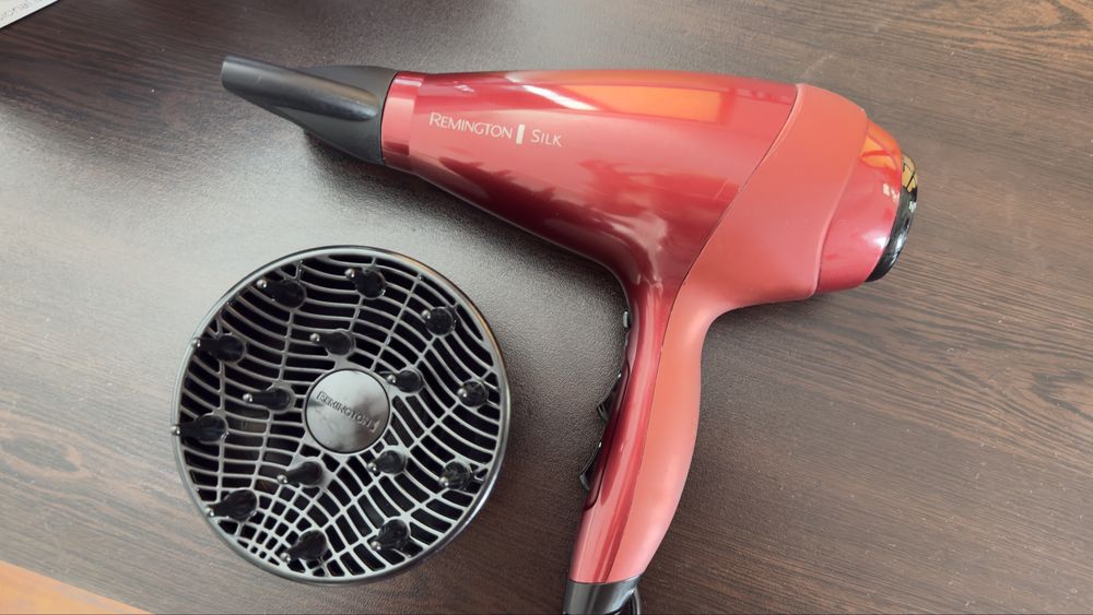 Продавам сешоар Remington AC9096 Silk