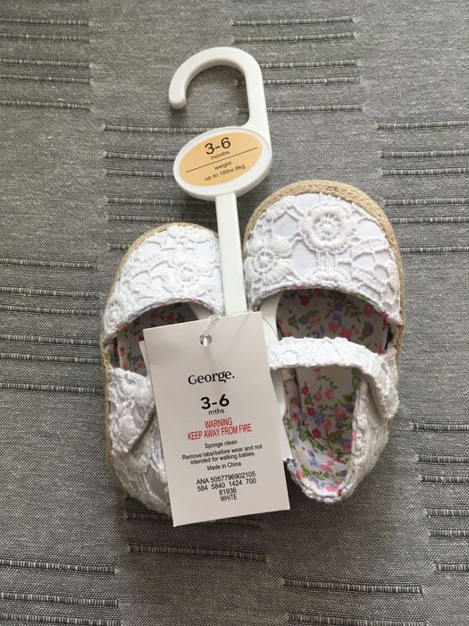 Бели бебешки обувки чисто нови