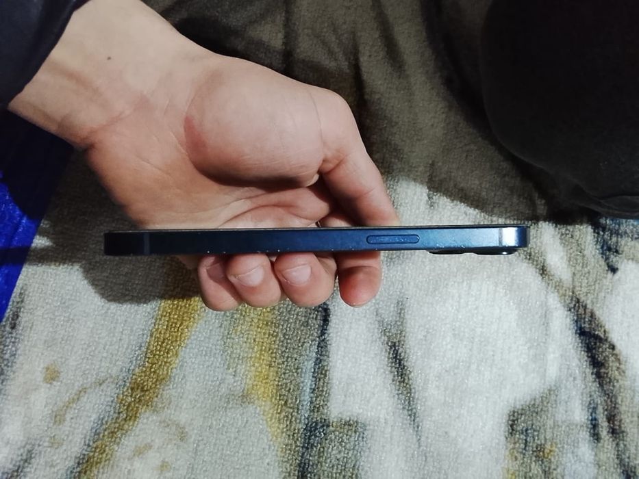 Продам айфон 13 на экране есть полоска трешина на работу не влияет