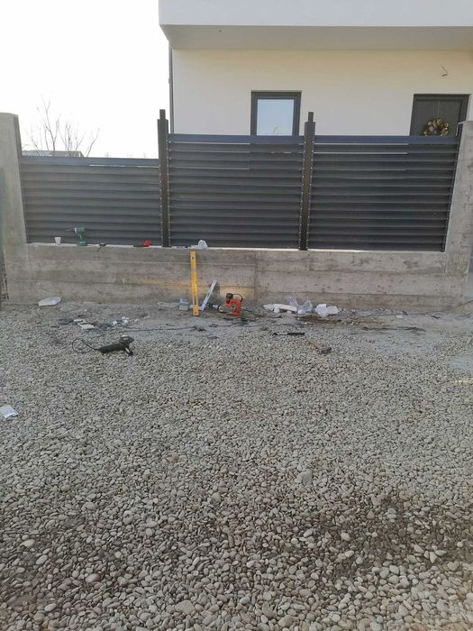 Garduri din panouri stil jaluzele, sipca metalica, tabla, plasa si BCA