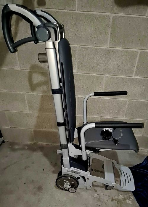 Elevator,pasitor cu roti urca si coboara scarile 4750