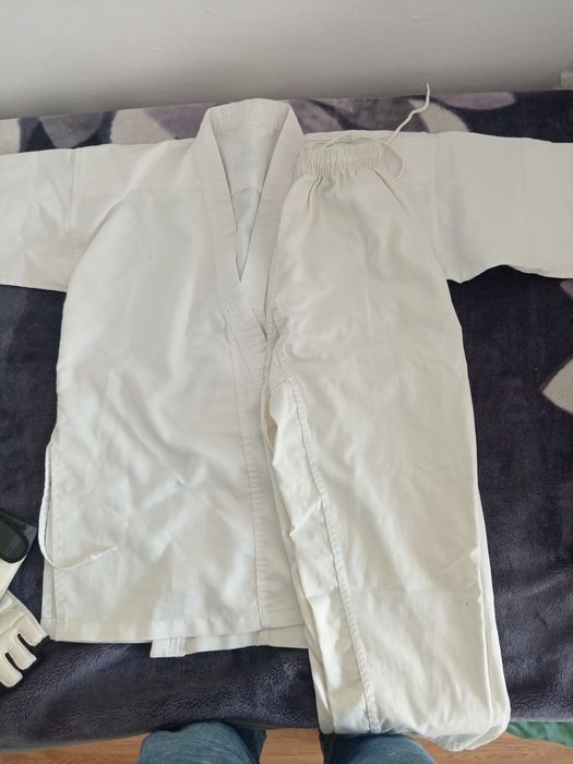 Vând Kimonouri și echipament de Karate