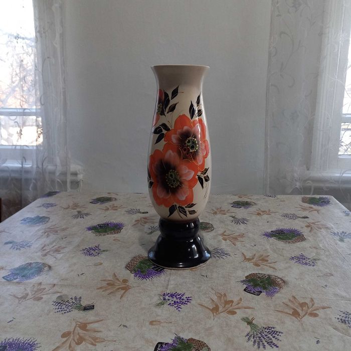 колоритная ваза для цветов