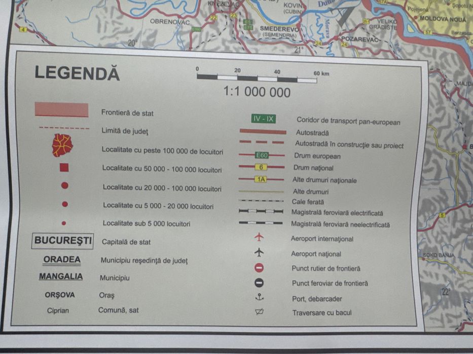 Harta României fizica geografica pe o parte  Pe cealaltă parte Harta României Administrativa . Dimensiuni 100 cm x 65 cm.
