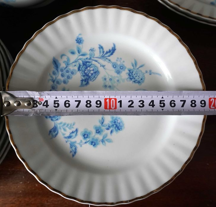 Сервиз за хранене-порцелан със златен кант, български-26 части