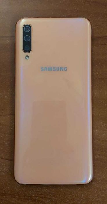 Продавам чудесен , без забележки, Самсунг А50.Купуван е чисто нов.