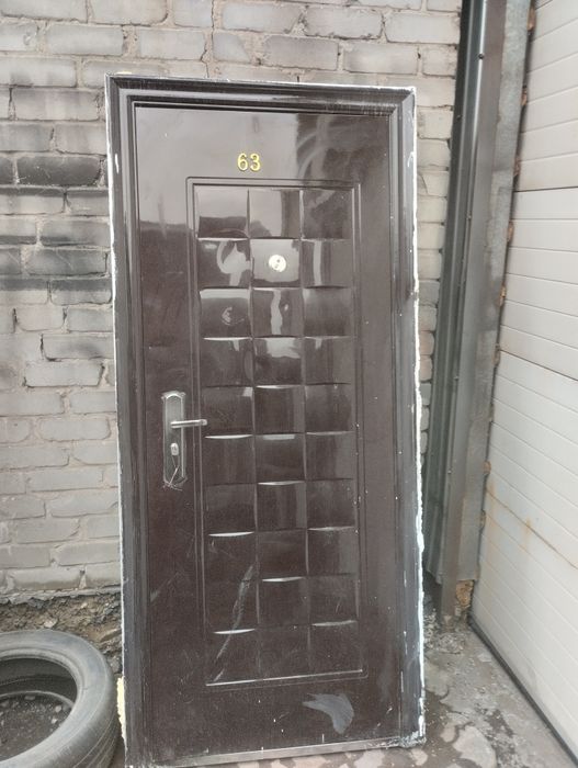 Продам металлическую дверь