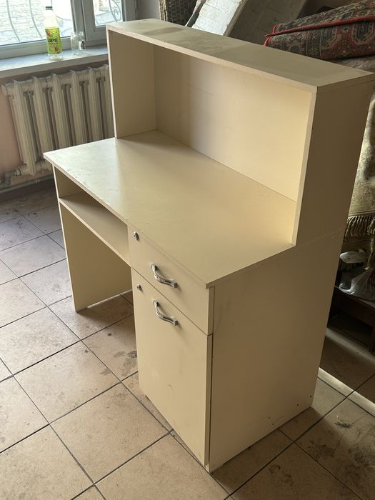 Продам столик для бутика