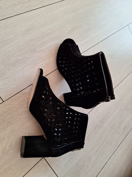 Ghetute decupate  elegante nr 37 noi