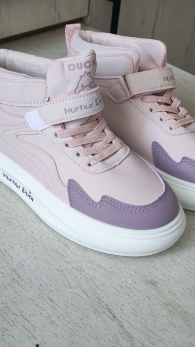 Новые детские кроссовки