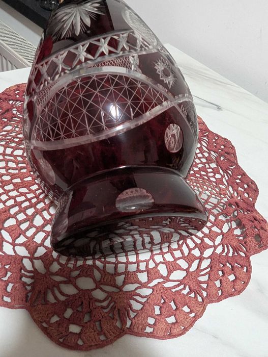 Set cristal rubiniu tăiat – vaza, carafă și 4 pahare – stare excelentă