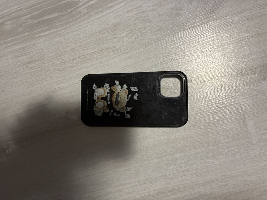 Продава се калъф на MOBILFOX за IPhone 13
