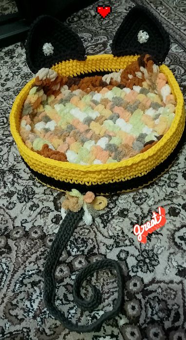 Домики, лежанки для питомцев, пледы и одеяла