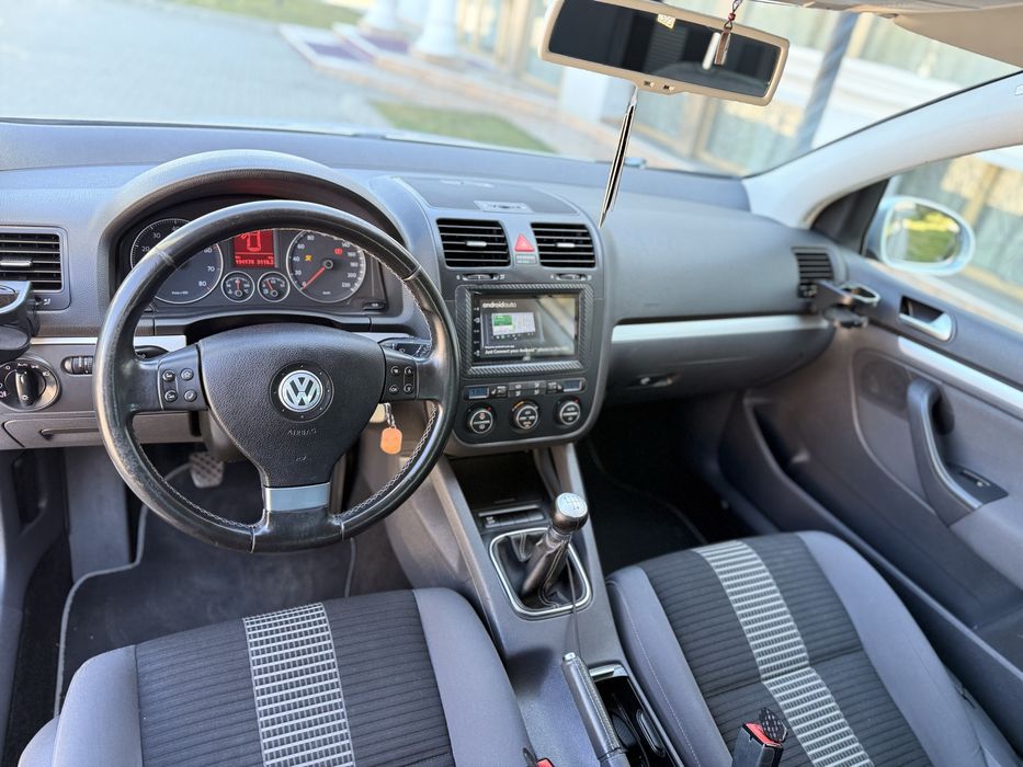 Golf 5 . Stare impecabila . Recent adus in țară