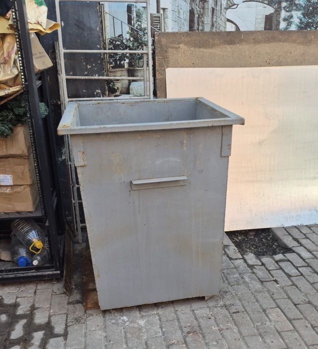 Продам мусорный бак.
