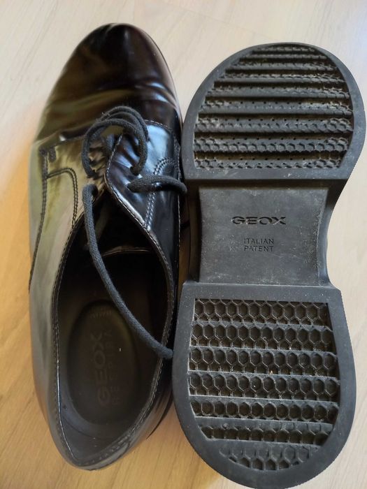 Pantofi Geox Respira   din piele lăcuită.