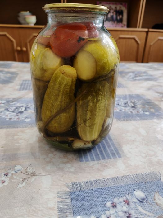 Маринованные огурцы и ассорти