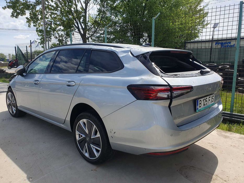 SKODA Superb 2.0 TSI, 265cp, AN 2025, Selection Combi, 4X4 - avariat